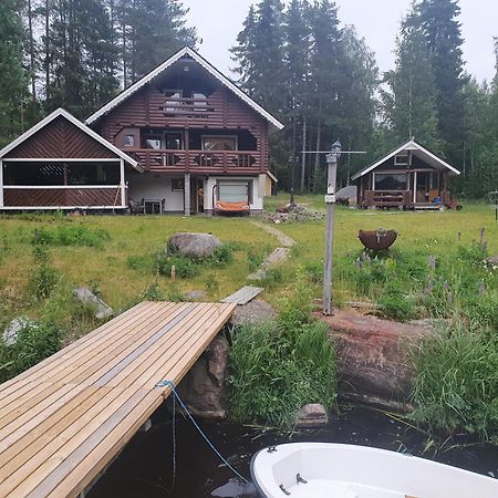 Viihtyisae Hirsimoekki Jaerven Rannalla Siikainen المظهر الخارجي الصورة