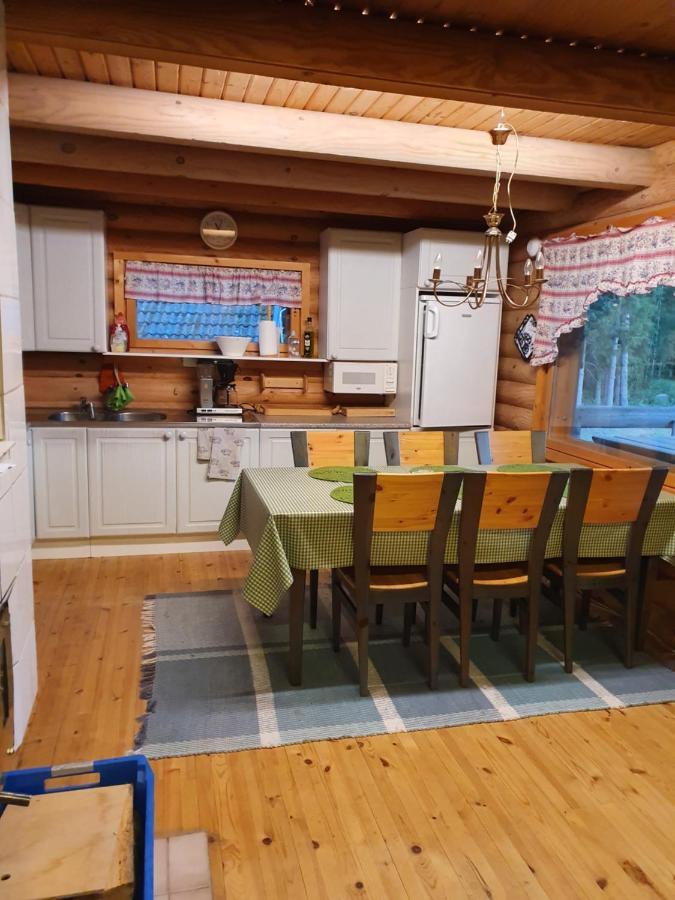 Viihtyisae Hirsimoekki Jaerven Rannalla Siikainen المظهر الخارجي الصورة