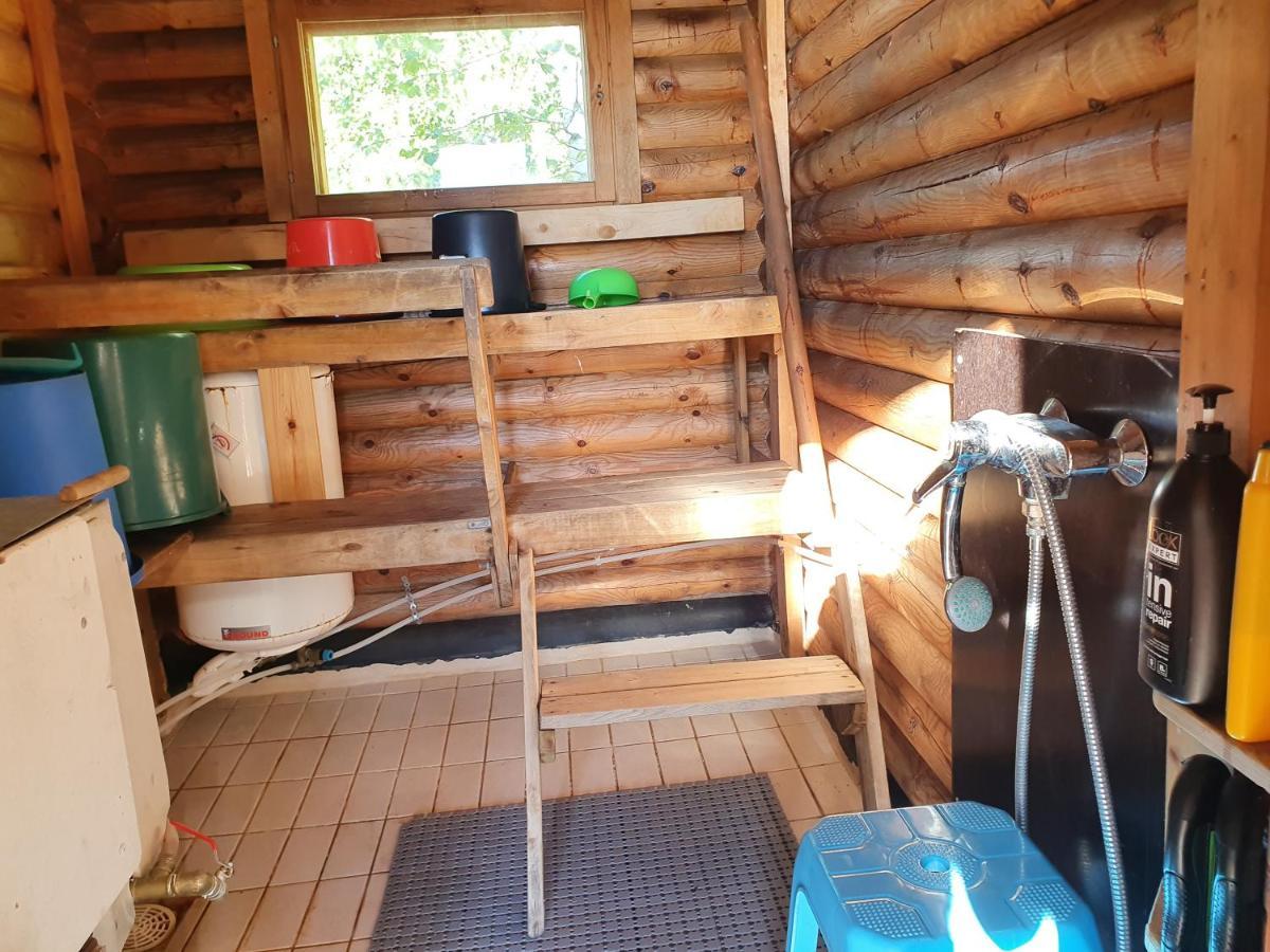 Viihtyisae Hirsimoekki Jaerven Rannalla Siikainen المظهر الخارجي الصورة