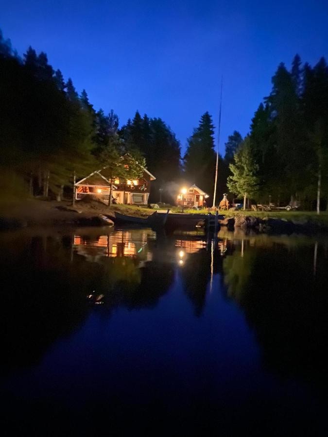 Viihtyisae Hirsimoekki Jaerven Rannalla Siikainen المظهر الخارجي الصورة