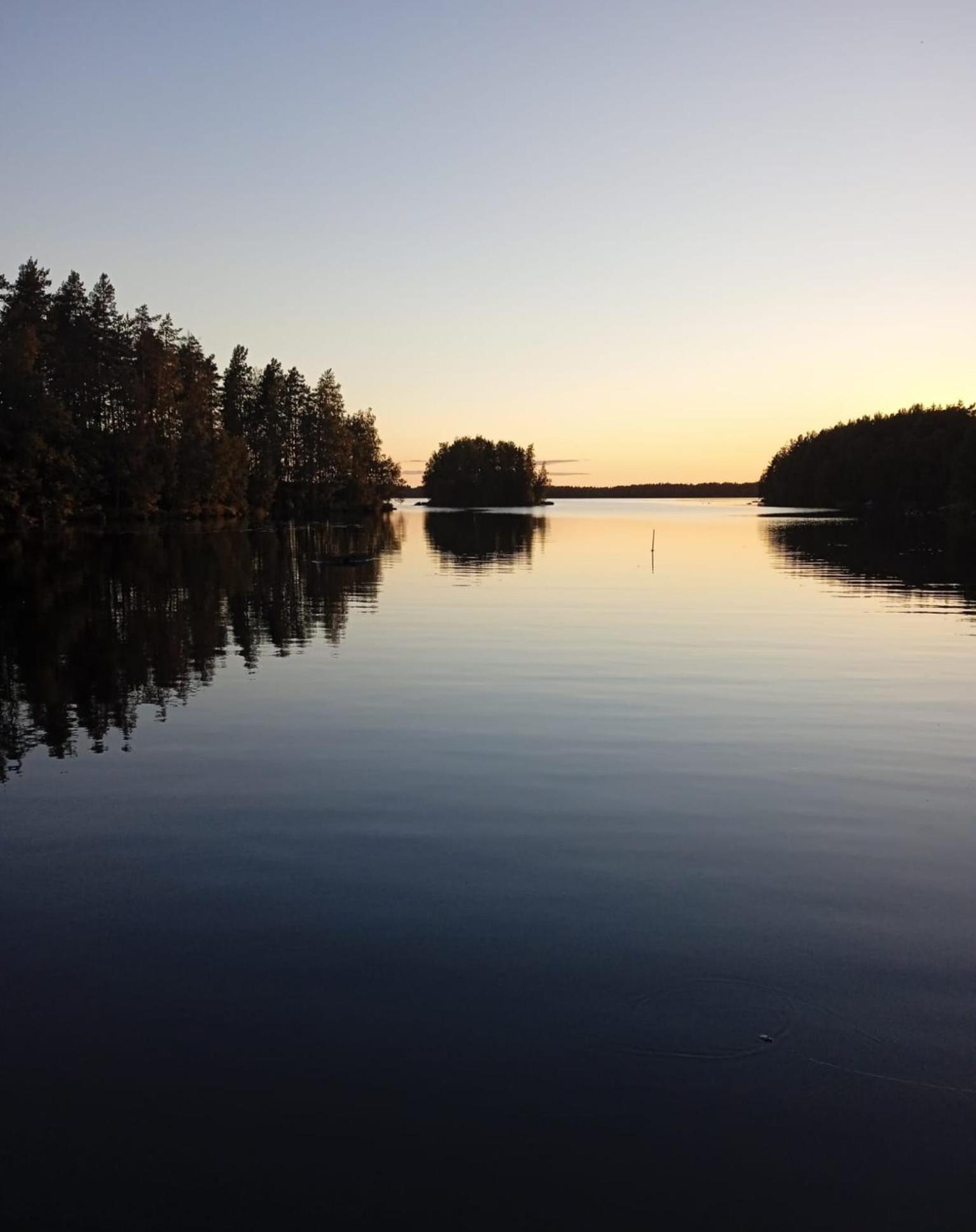 Viihtyisae Hirsimoekki Jaerven Rannalla Siikainen المظهر الخارجي الصورة