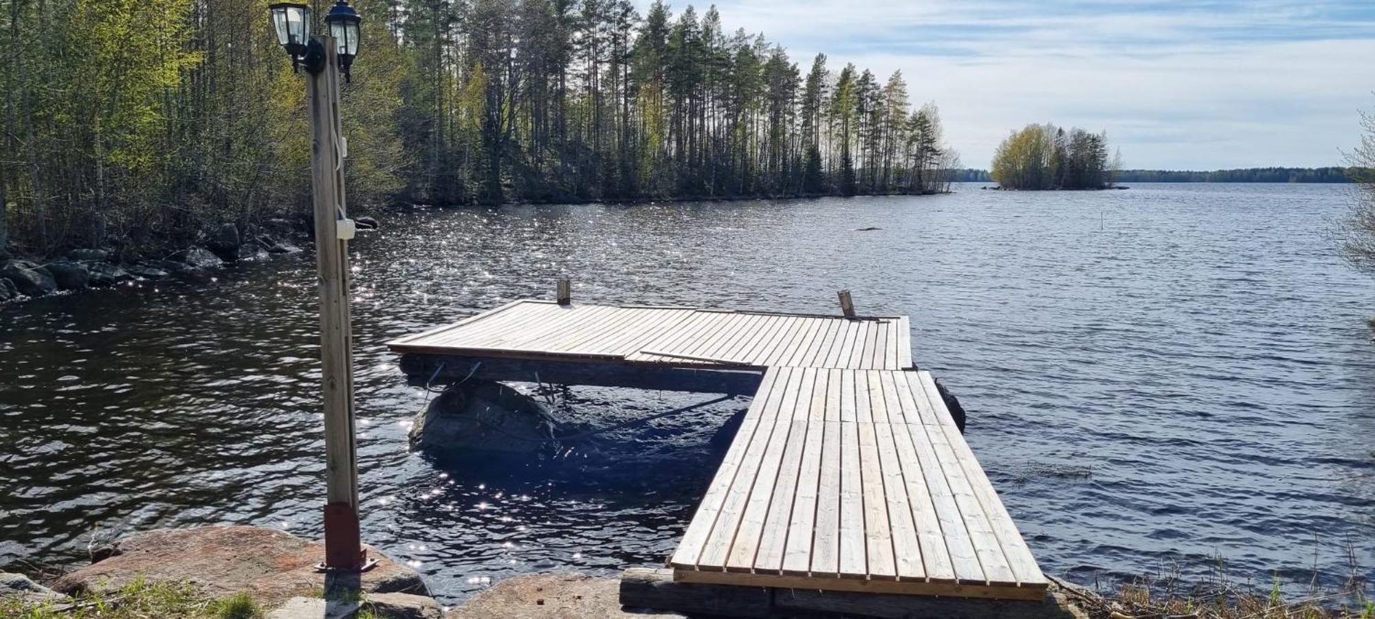 Viihtyisae Hirsimoekki Jaerven Rannalla Siikainen المظهر الخارجي الصورة