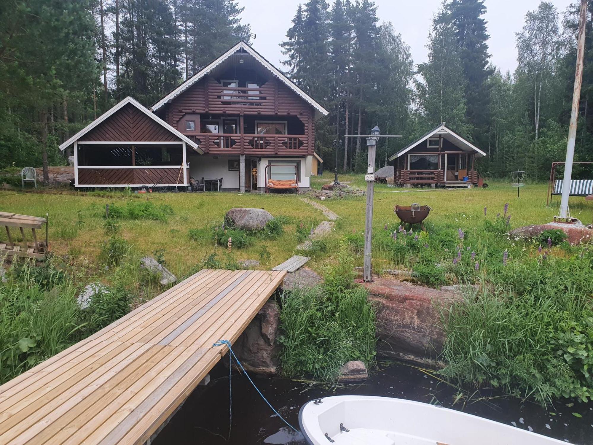 Viihtyisae Hirsimoekki Jaerven Rannalla Siikainen المظهر الخارجي الصورة